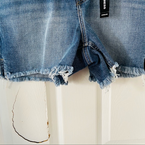 NWT EXPRESS midi high rise raw hem distressed jean shorts Size 0 - Picture 7 of 12